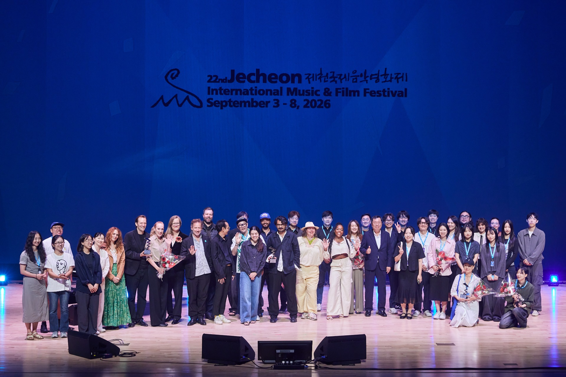 제22회 제천국제음악영화제 폐막식 무대에 함께한 경쟁 부문 수상자·후보자 및 시상자 / 사진=제천국제음악영화제 제공
